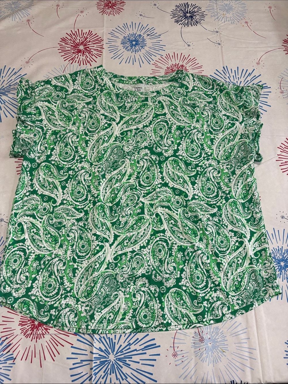 CROWN & IVY GREEN AND WHITE PAISLEY RUFFLE SLEEVE T SHIRT